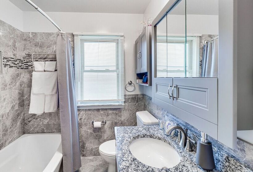 Family Friendly Detroit Home: 12 Mi To Downtown!