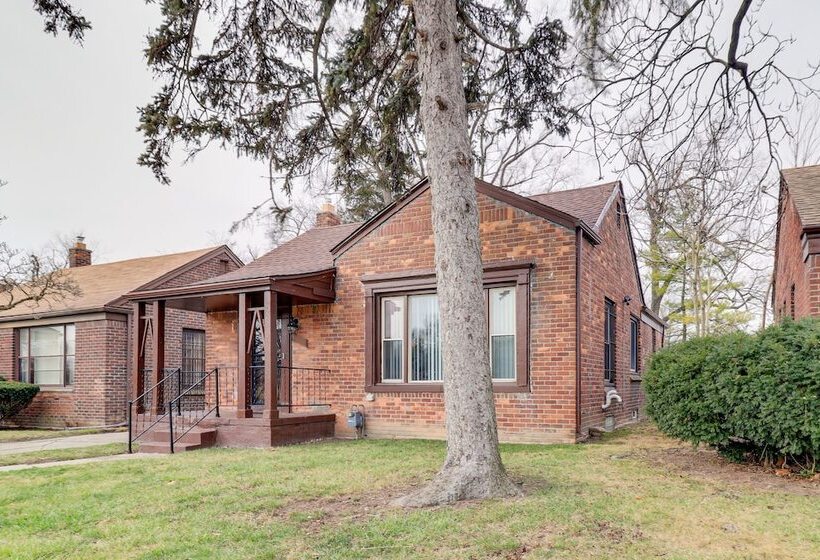 Family Friendly Detroit Home: 12 Mi To Downtown!
