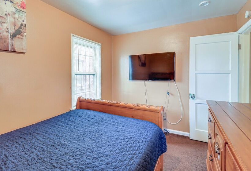 Family Friendly Detroit Home: 12 Mi To Downtown!