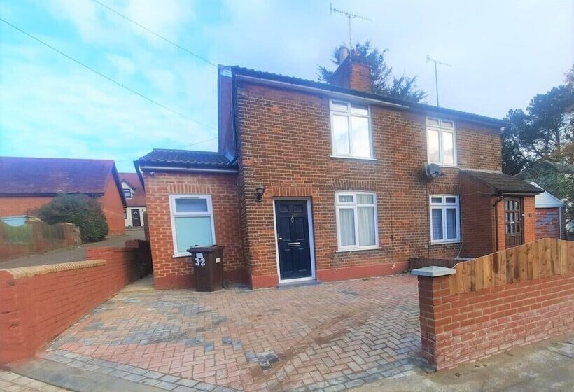 اقامتگاه 3 Bed House In Colchester With Parking And Wifi