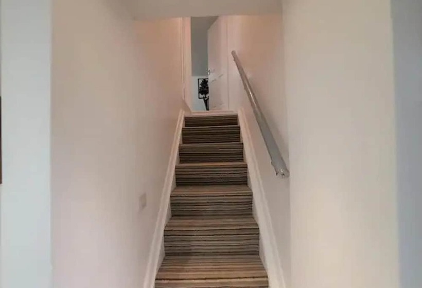 اقامتگاه 3 Bed House In Colchester With Parking And Wifi
