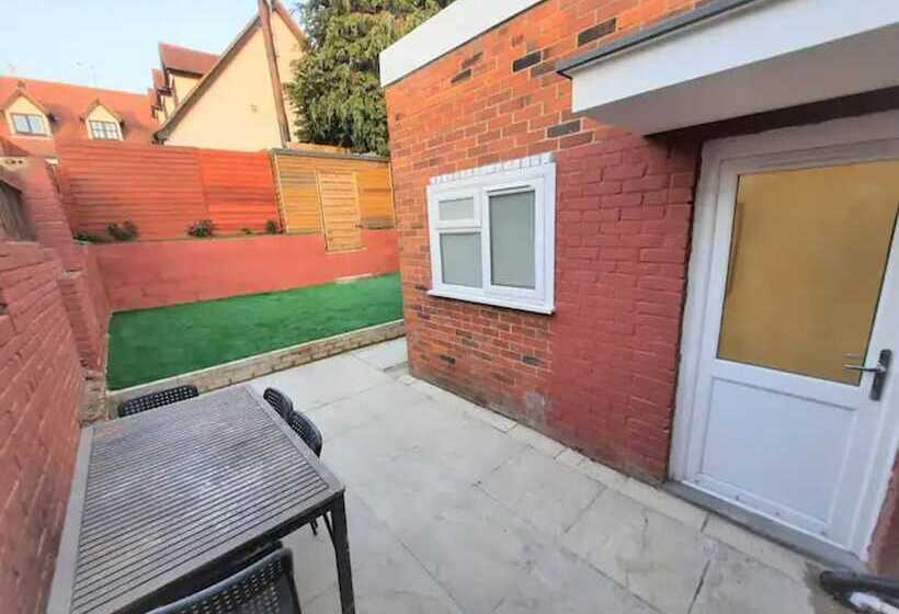 اقامتگاه 3 Bed House In Colchester With Parking And Wifi