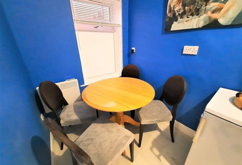 اقامتگاه 3 Bed House In Colchester With Parking And Wifi