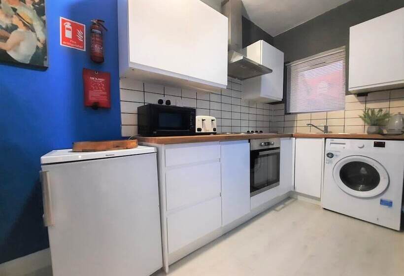 اقامتگاه 3 Bed House In Colchester With Parking And Wifi