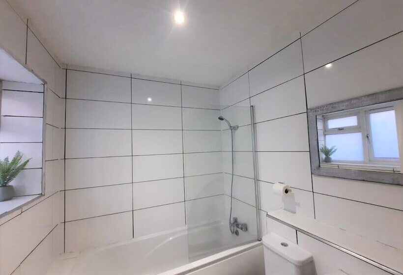 اقامتگاه 3 Bed House In Colchester With Parking And Wifi