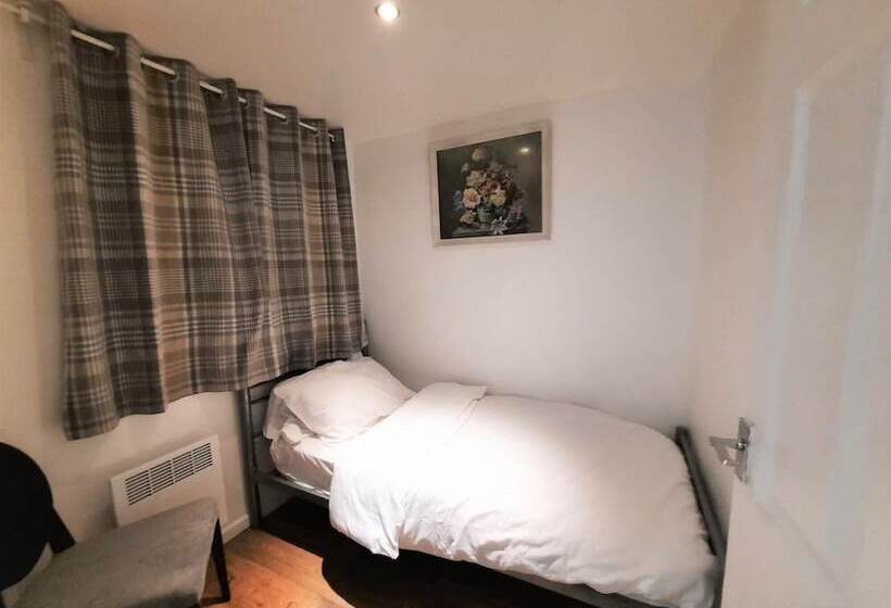 اقامتگاه 3 Bed House In Colchester With Parking And Wifi