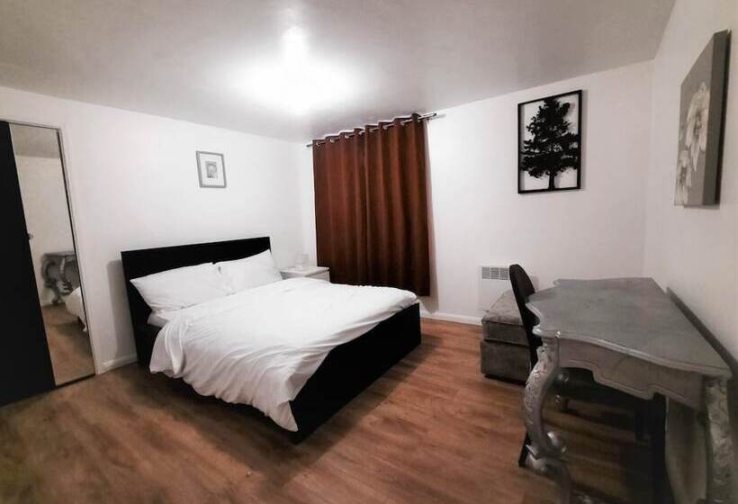اقامتگاه 3 Bed House In Colchester With Parking And Wifi