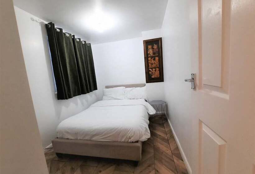 اقامتگاه 3 Bed House In Colchester With Parking And Wifi