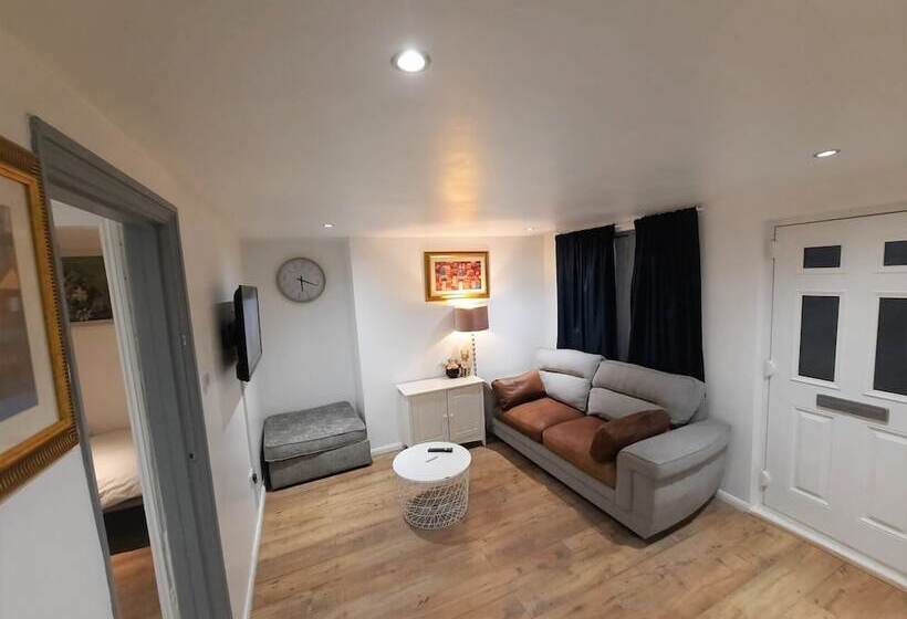 اقامتگاه 3 Bed House In Colchester With Parking And Wifi