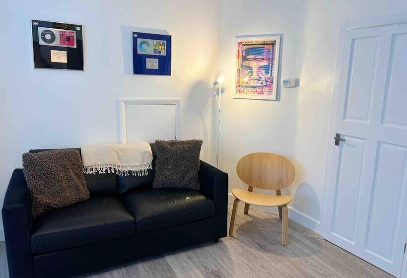レジデンス Cool 2 Bed House Hornchurch, Arcade Games, Parking
