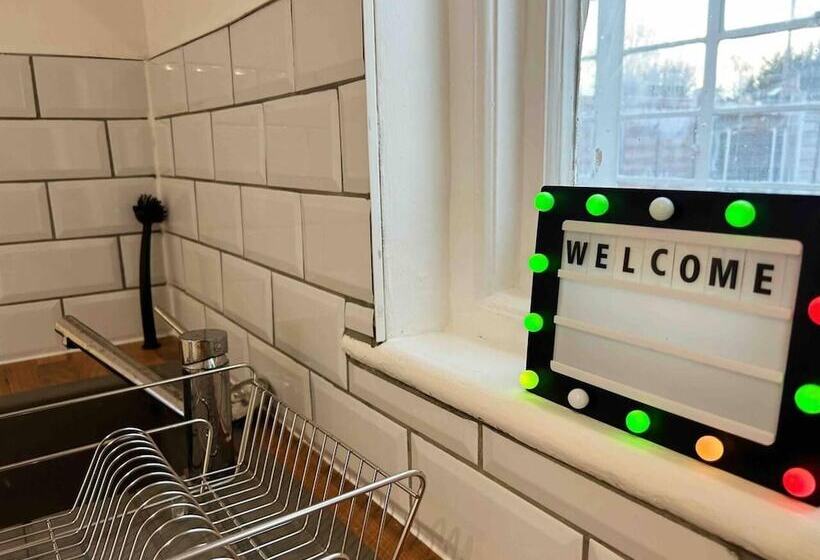 דירת נופש Cool 2 Bed House Hornchurch, Arcade Games, Parking
