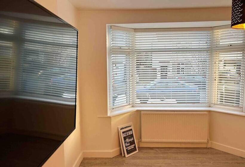 דירת נופש Cool 2 Bed House Hornchurch, Arcade Games, Parking