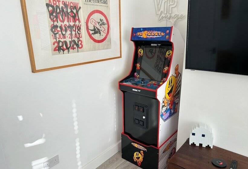 レジデンス Cool 2 Bed House Hornchurch, Arcade Games, Parking