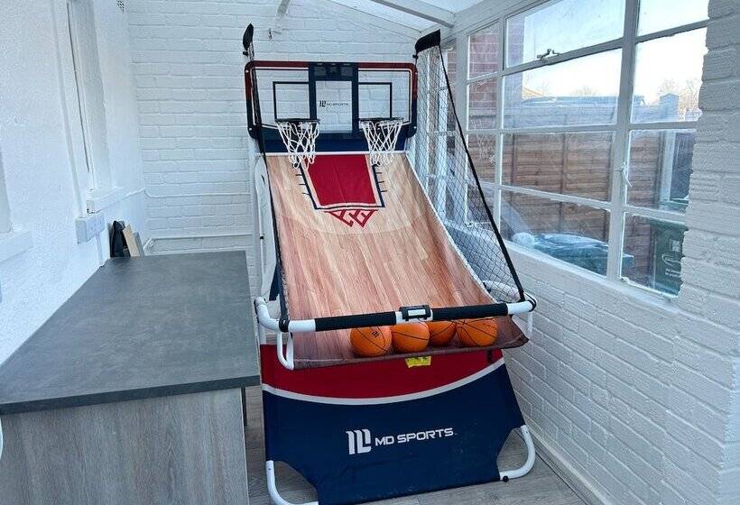 דירת נופש Cool 2 Bed House Hornchurch, Arcade Games, Parking