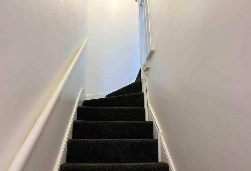 דירת נופש Cool 2 Bed House Hornchurch, Arcade Games, Parking