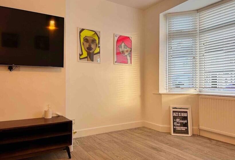 דירת נופש Cool 2 Bed House Hornchurch, Arcade Games, Parking