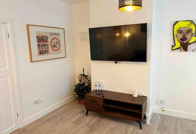 דירת נופש Cool 2 Bed House Hornchurch, Arcade Games, Parking