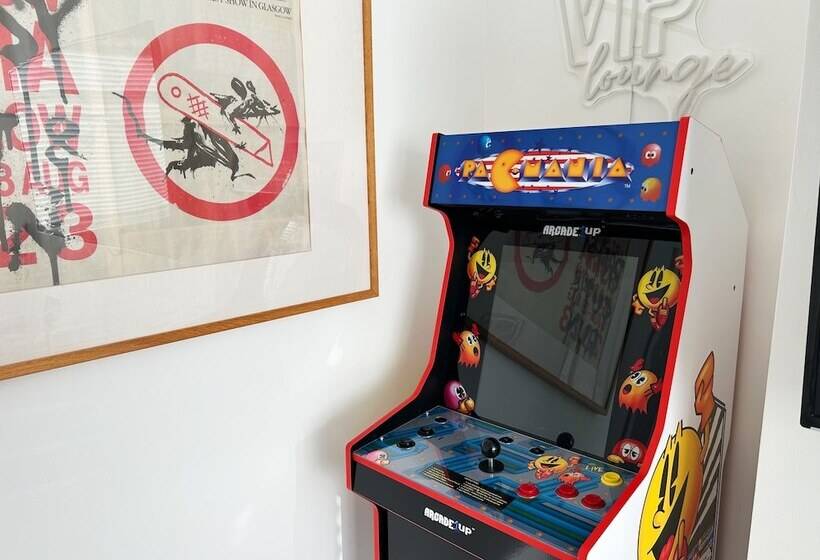 レジデンス Cool 2 Bed House Hornchurch, Arcade Games, Parking