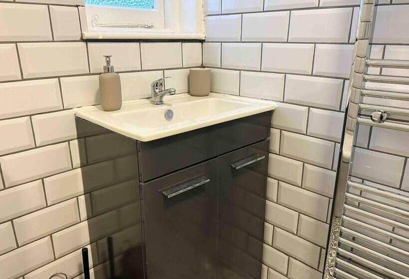 レジデンス Cool 2 Bed House Hornchurch, Arcade Games, Parking