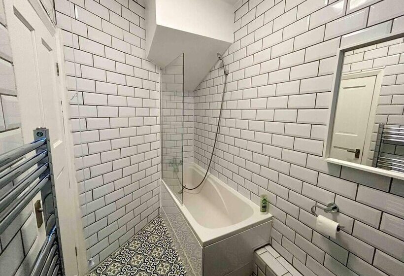 דירת נופש Cool 2 Bed House Hornchurch, Arcade Games, Parking