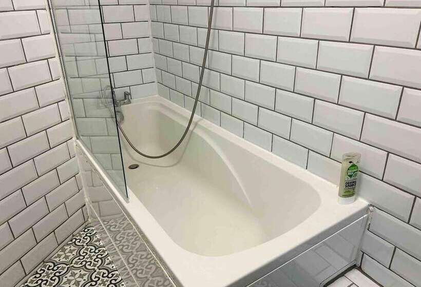 レジデンス Cool 2 Bed House Hornchurch, Arcade Games, Parking