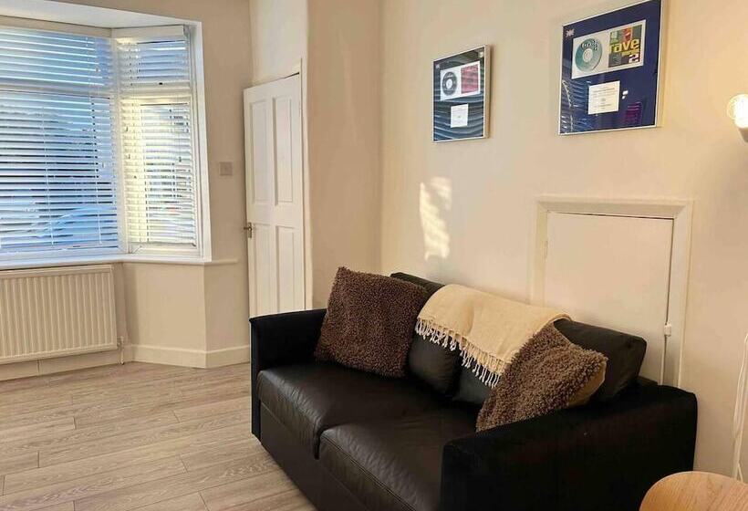 דירת נופש Cool 2 Bed House Hornchurch, Arcade Games, Parking