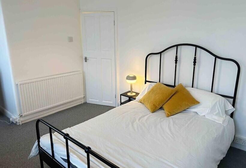 דירת נופש Cool 2 Bed House Hornchurch, Arcade Games, Parking