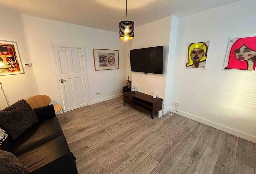 レジデンス Cool 2 Bed House Hornchurch, Arcade Games, Parking