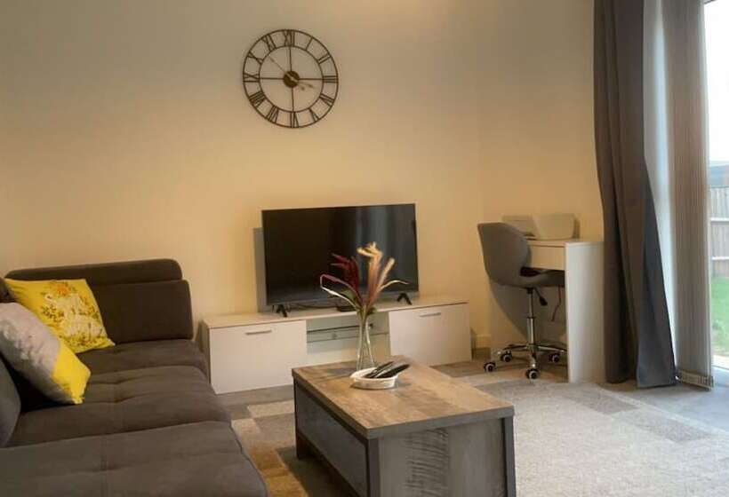 Резиденция Impeccable 3 Bed House In Northampton