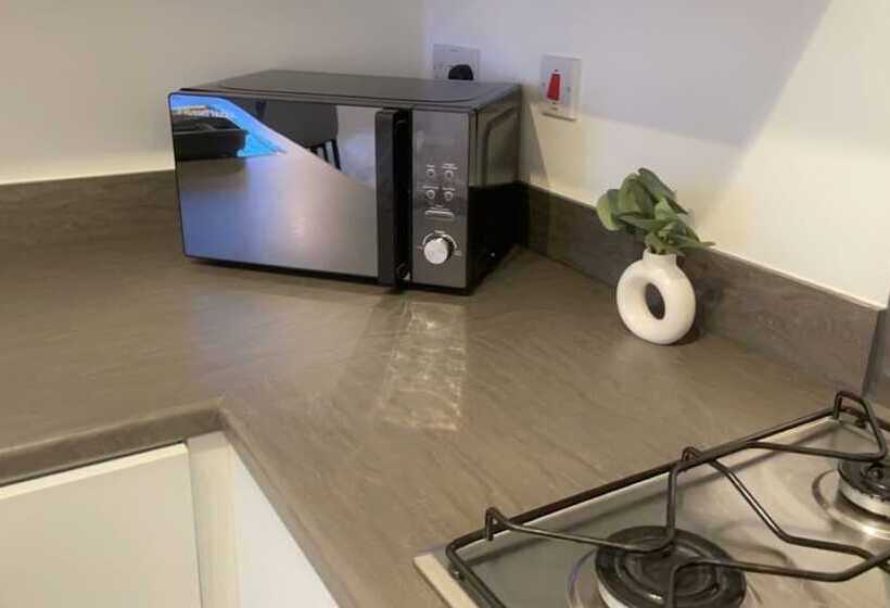 Резиденция Impeccable 3 Bed House In Northampton