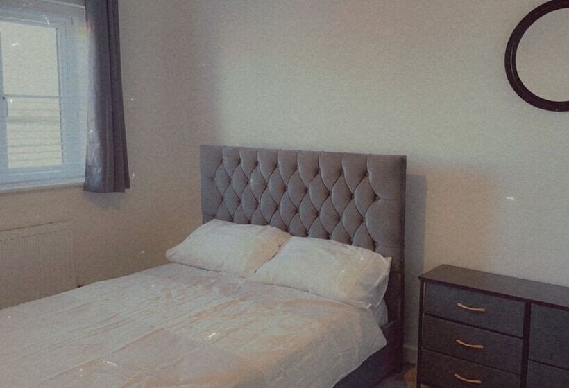 Резиденция Impeccable 3 Bed House In Northampton