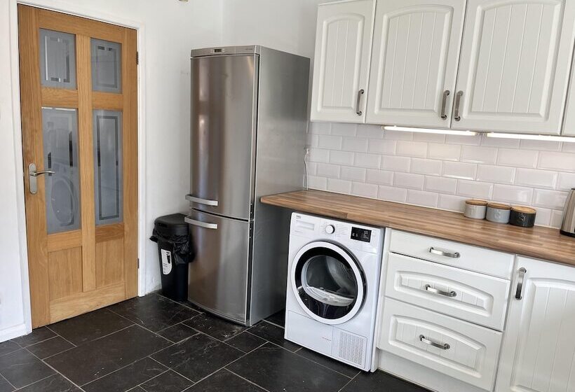 إقامة Impeccable 3 Bed House In Nottingham Free Parking