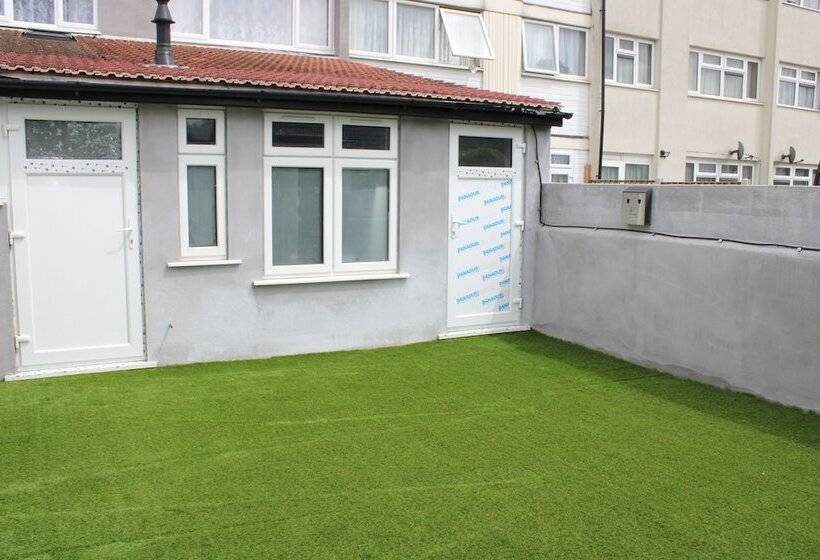 إقامة Impeccable Spacious 6 Bed House In Romford