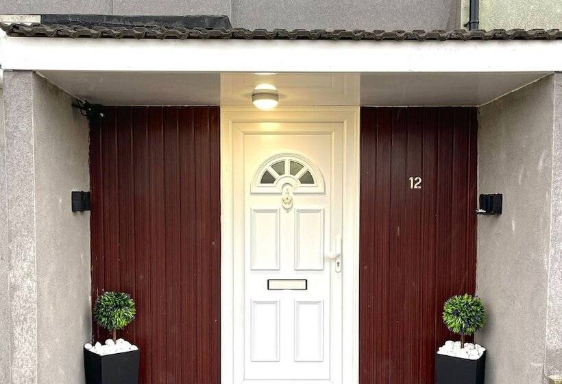 Резиденция Impeccable Spacious 6 Bed House In Romford