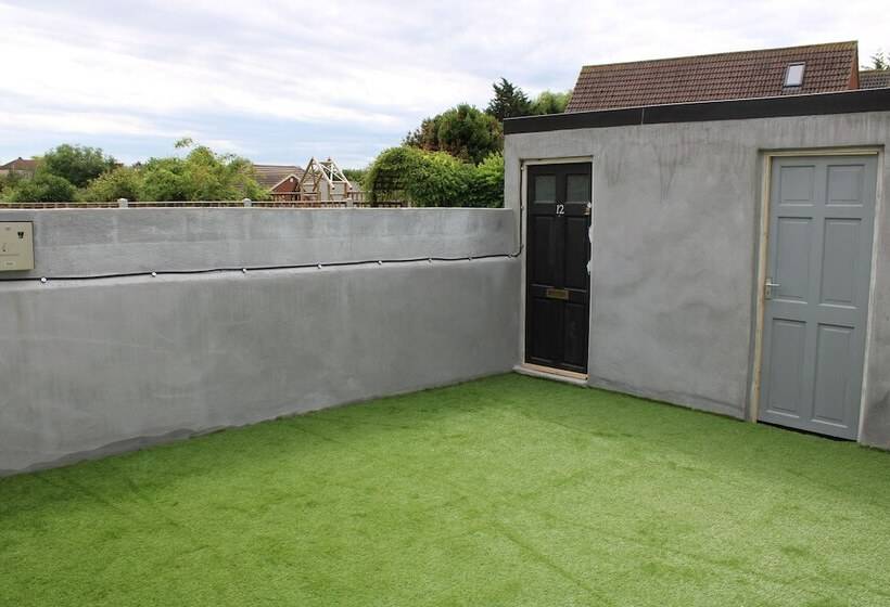 Резиденция Impeccable Spacious 6 Bed House In Romford