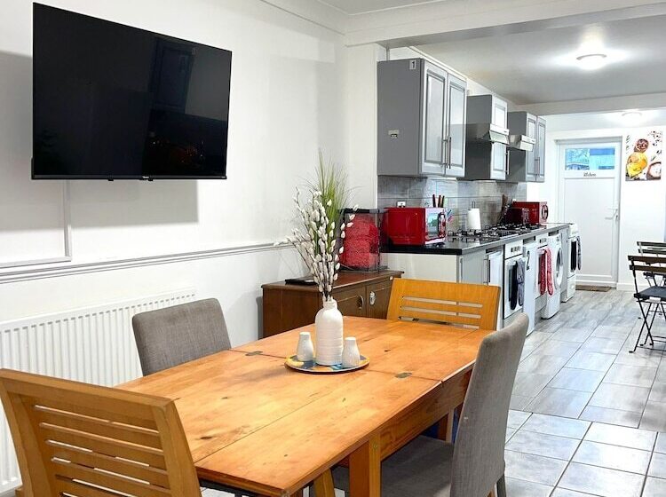 Резиденция Impeccable Spacious 6 Bed House In Romford