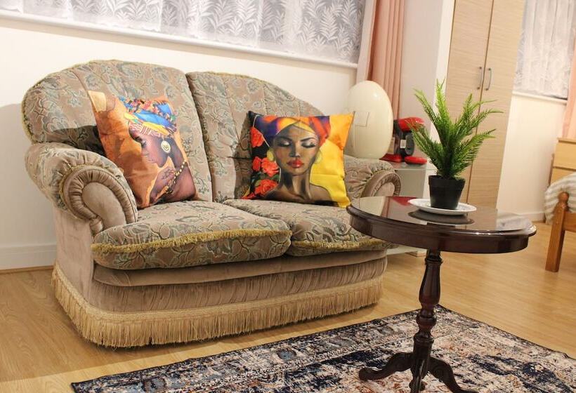 إقامة Impeccable Spacious 6 Bed House In Romford