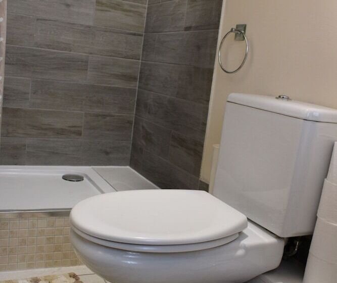 Резиденция Impeccable Spacious 6 Bed House In Romford