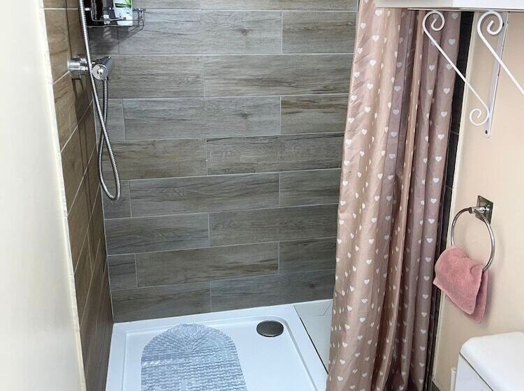 Резиденция Impeccable Spacious 6 Bed House In Romford