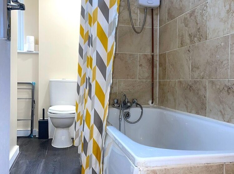 Резиденция Impeccable Spacious 6 Bed House In Romford