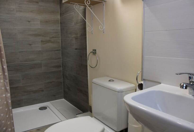 Резиденция Impeccable Spacious 6 Bed House In Romford