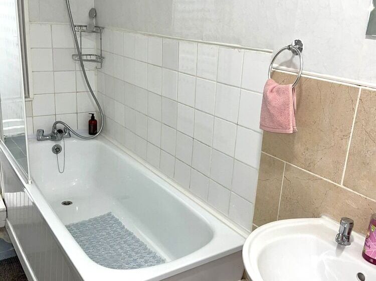 Резиденция Impeccable Spacious 6 Bed House In Romford