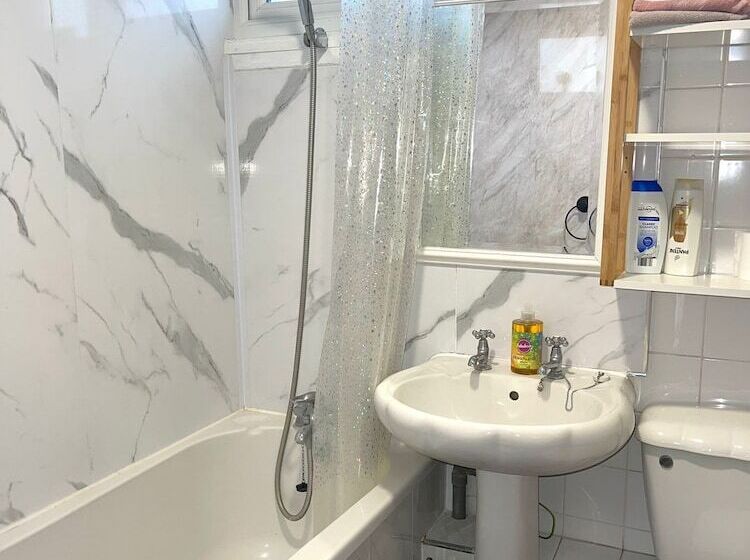 إقامة Impeccable Spacious 6 Bed House In Romford