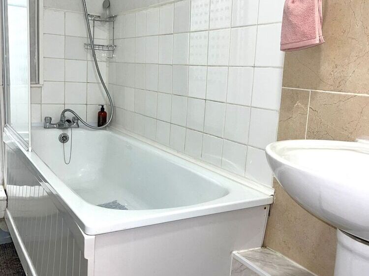 إقامة Impeccable Spacious 6 Bed House In Romford