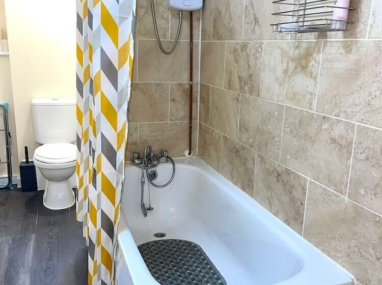 Резиденция Impeccable Spacious 6 Bed House In Romford