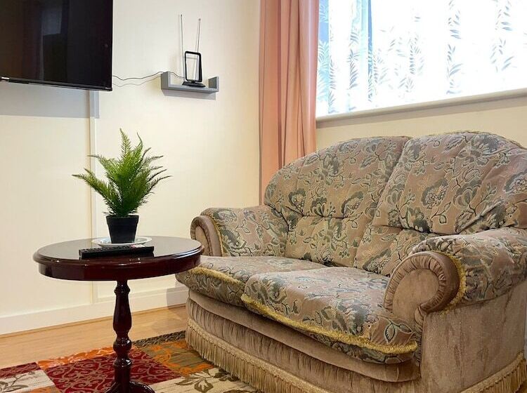 Резиденция Impeccable Spacious 6 Bed House In Romford