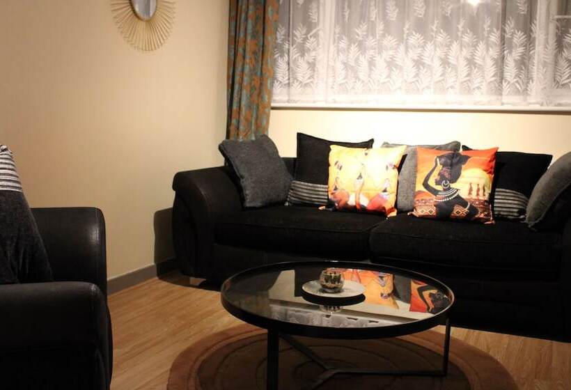 Резиденция Impeccable Spacious 6 Bed House In Romford
