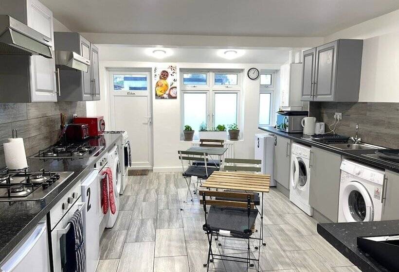 Резиденция Impeccable Spacious 6 Bed House In Romford