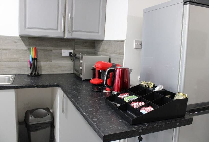 Резиденция Impeccable Spacious 6 Bed House In Romford