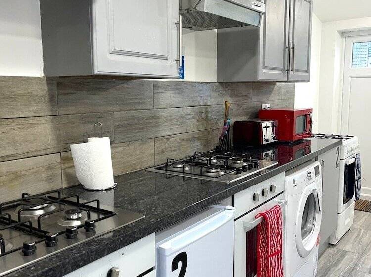 إقامة Impeccable Spacious 6 Bed House In Romford